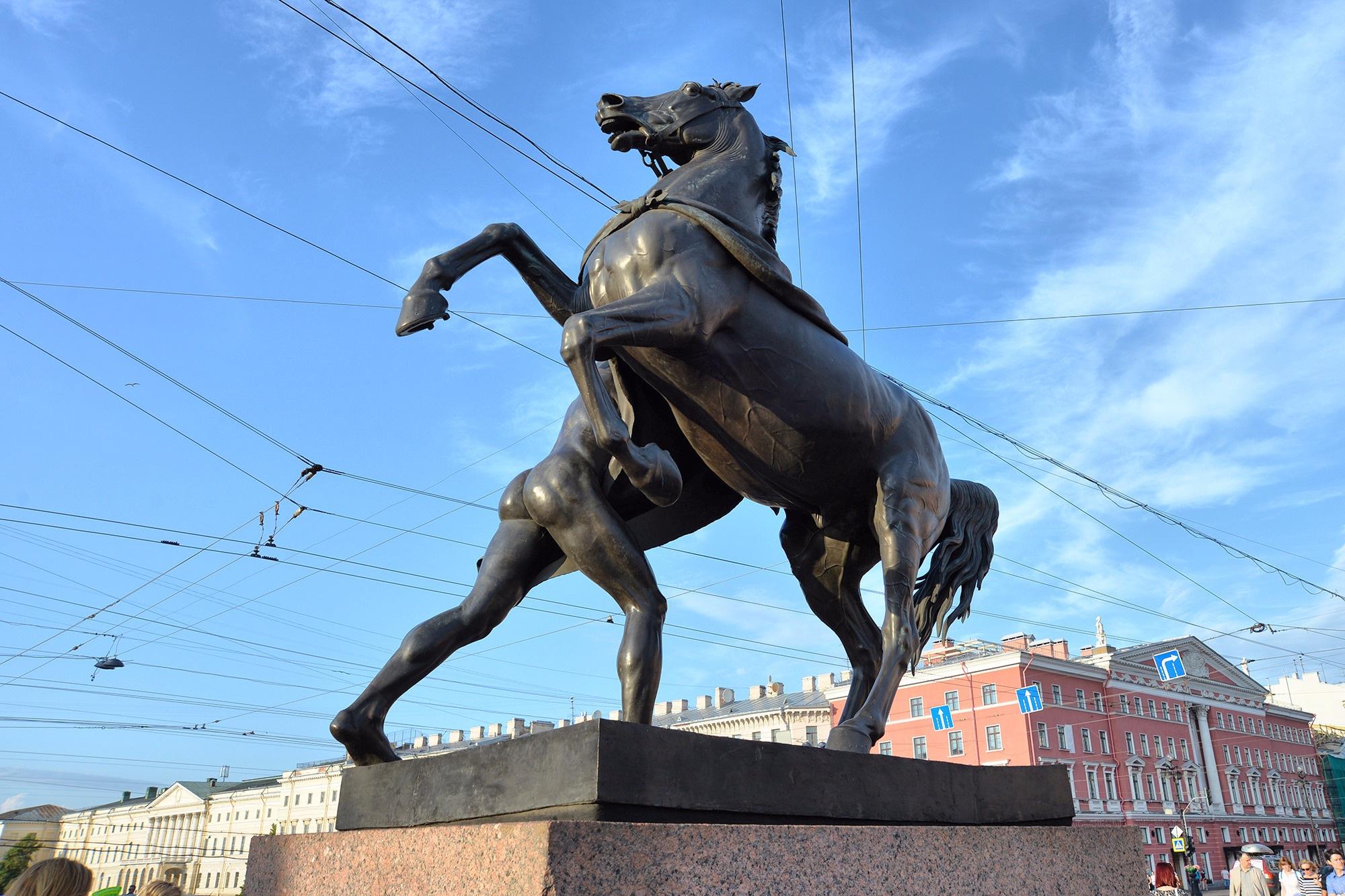 Скульптура «юноша, берущий коня под уздцы»