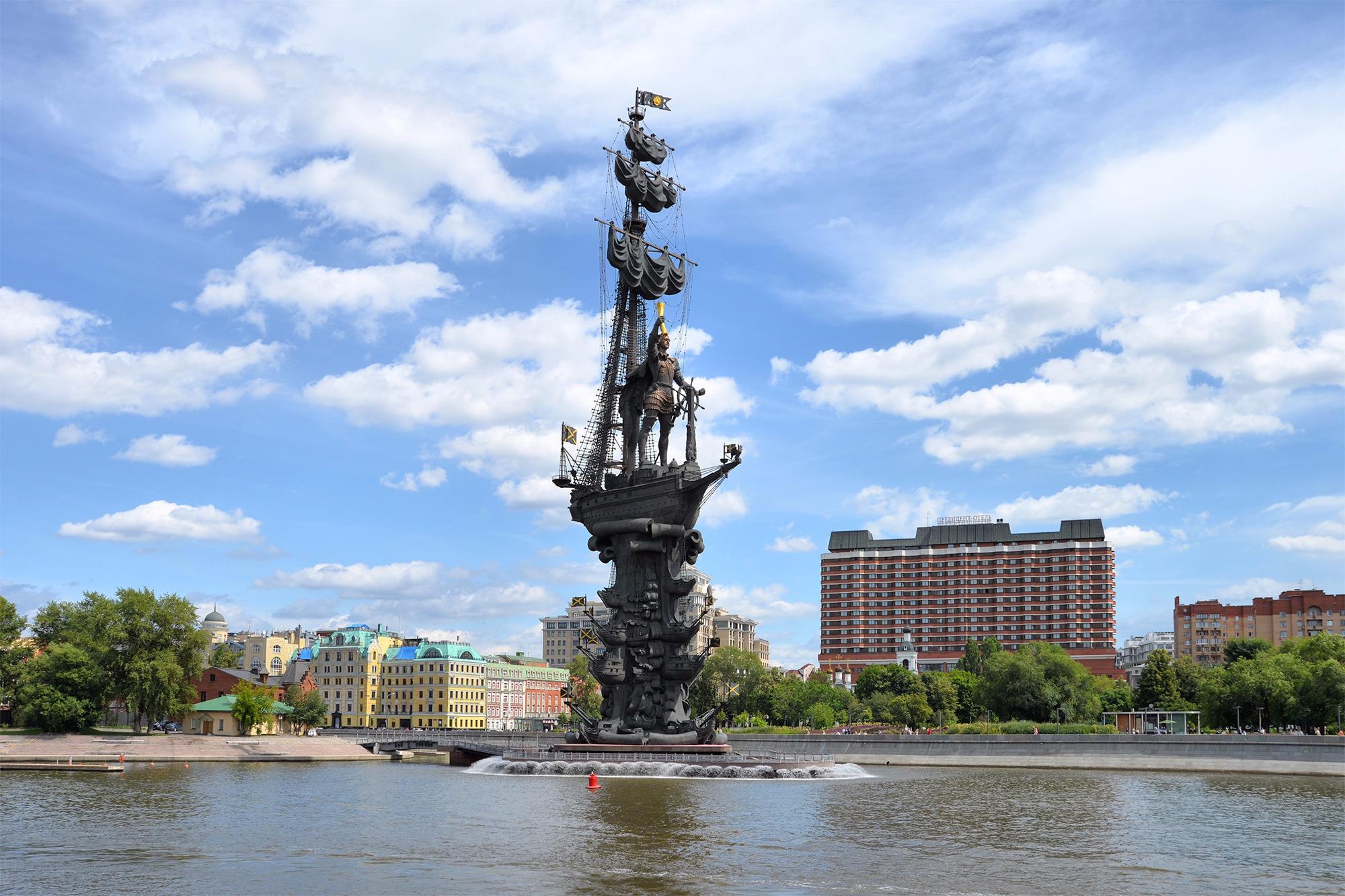 памятники на москве реке